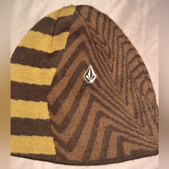VINTAGE Volcom Reversible Brown Winter Beanie Hat - Picture 5 of 7